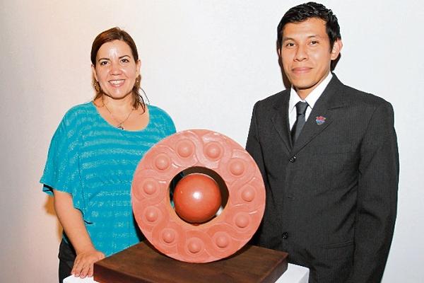 Marlen Rojas, junto a su obra Eclipse, y David Sánchez, director de la Escuela Municipal de Escultura. (Foto Prensa Libre: Edwin Castro)