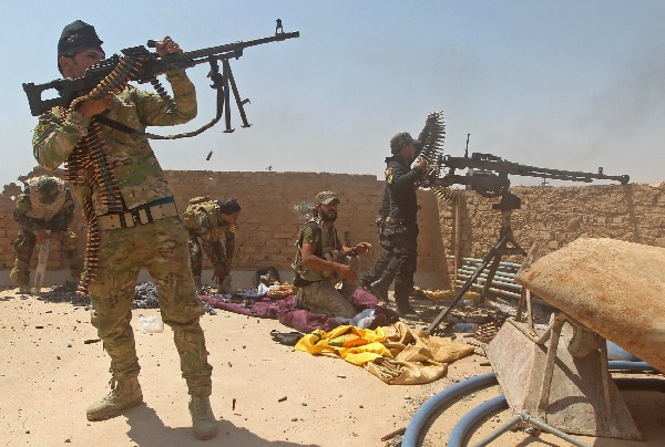 Combatientes iraquíes disparan contra Estado Islámico en Baiji al norte de Tikrit. (Foto Prensa Libre:AFP).