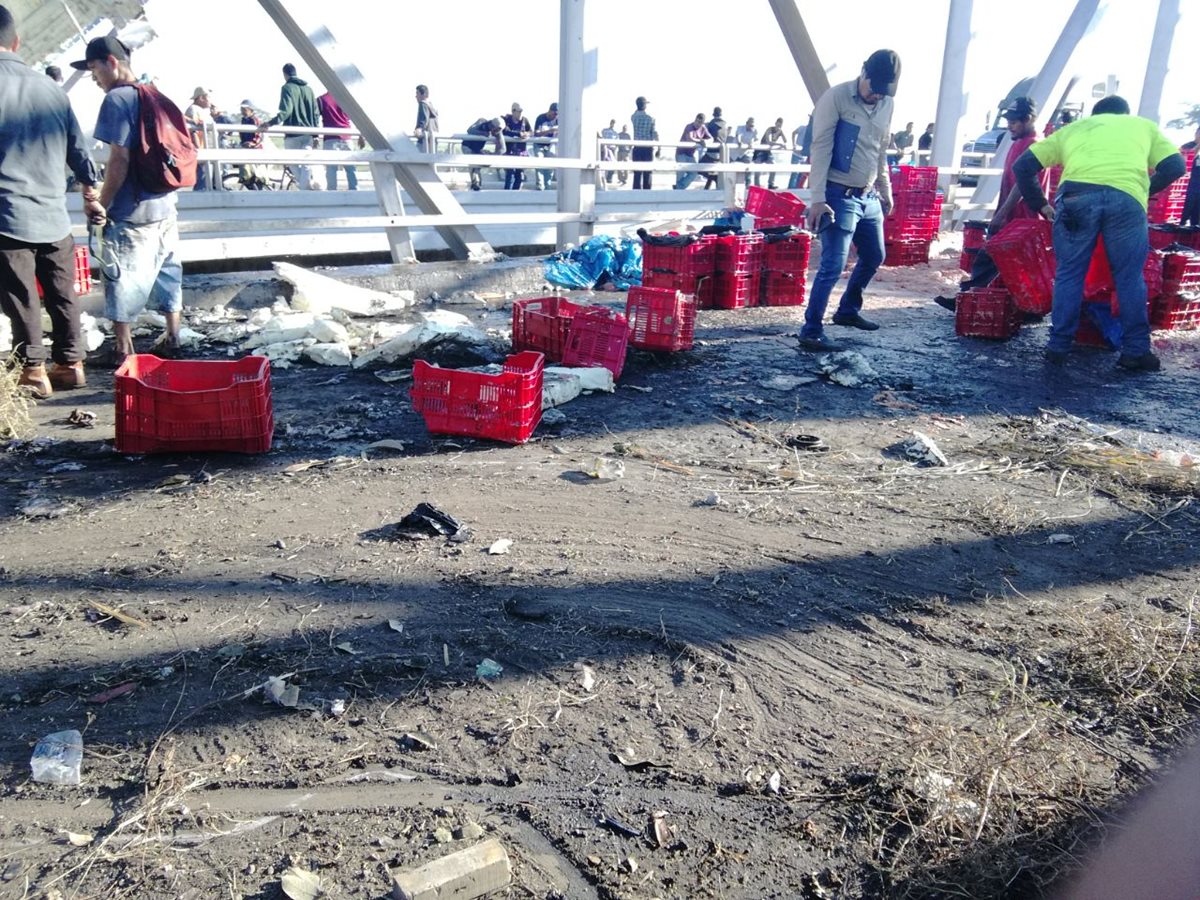 La mercadería que transportaba el tráiler quedó tirada en la carretera. (Foto Prensa Libre: Enrique Paredes).
