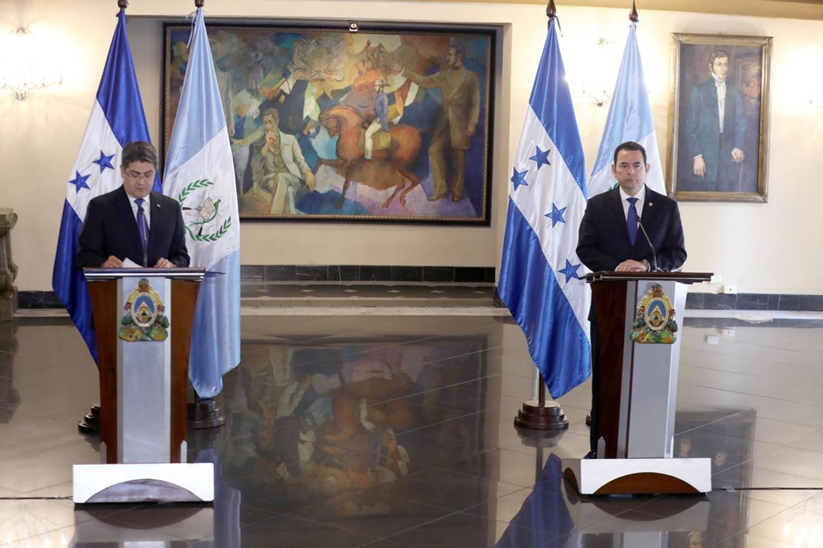 Los presidentes de Honduras, Juan Orlando Hernández y de Guatemala, Jimmy Morales, ofrecen una conferencia de prensa después de reunirse para hablar sobre migración. (Foto Prensa Libre: Presidencia)