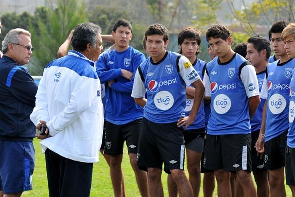 Óscar Sánchez (centro), dejará el cargo como DT de la Sub 17. (Foto Prensa Libre: Redacción Deportes)