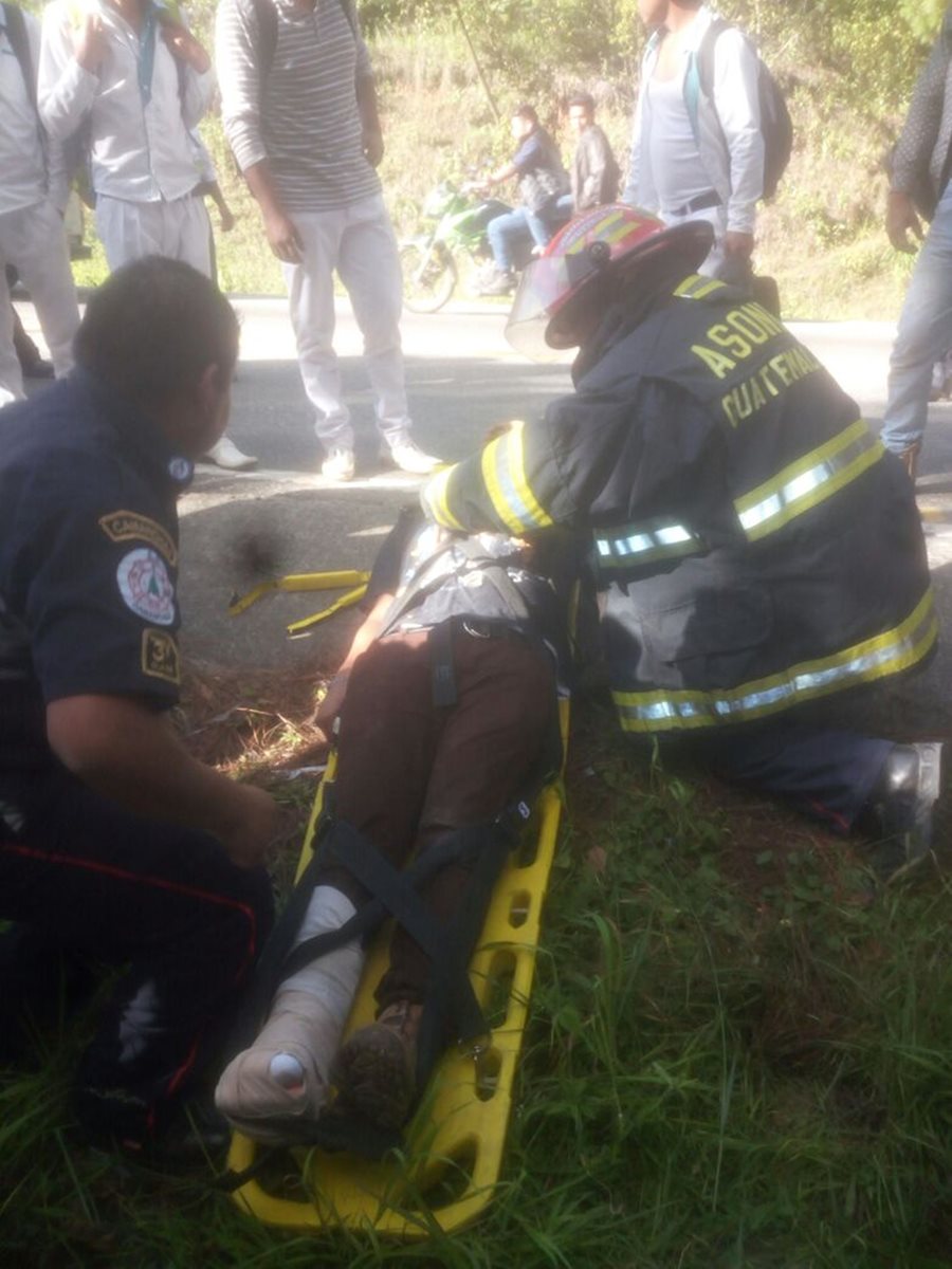Un estudiante resultó con una posible fractura en la pierna. (Foto Prensa Libre: Héctor Cordero)