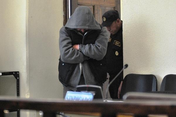 El pastor Amílcar Eduardo Méndez, sindicado de violación, es ingresado a la sala del Juzgado de Tercera Instancia Penal de Quetzaltenango. (Foto Prensa Libre: Alejandra Martínez)