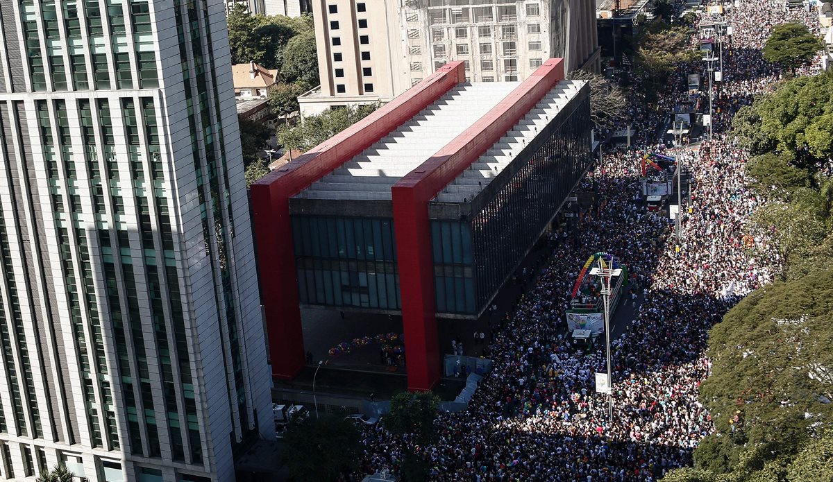 Masiva participación en el desfile del Orgullo Gay en Sao Paulo, Brasil. (AFP).