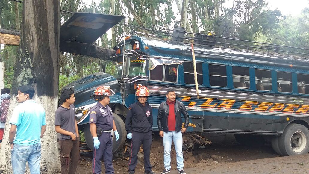 Autobús queda con daños luego de choque en el km 56 de la ruta entre Chimaltenango y Parramos. (Foto Prensa Libre: Víctor Chamalé)