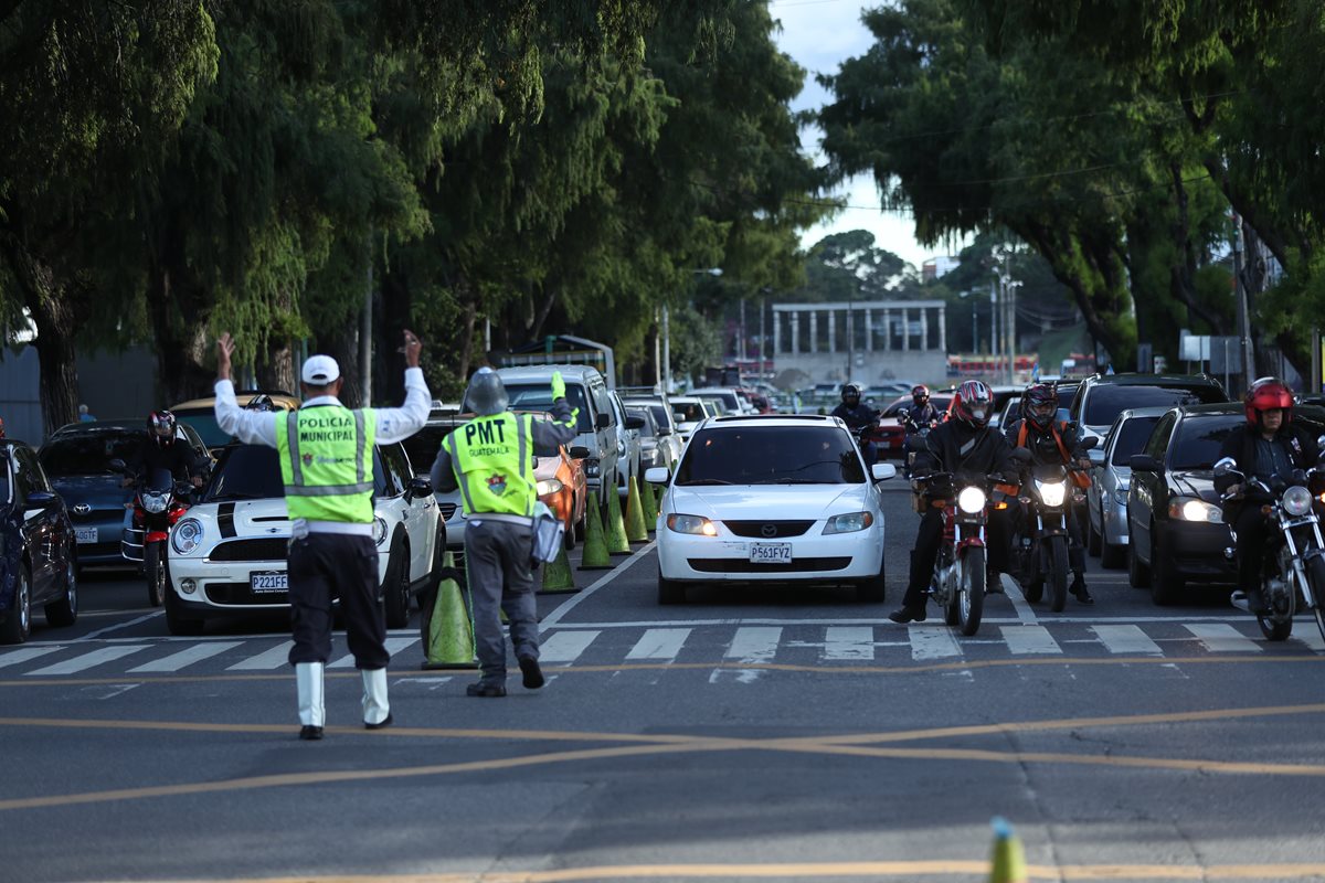 Automovilistas se quejan de que agentes de la PMT detienen mucho tiempo el tránsito en la 7a. avenida y  calle Montúfar, zona 9. (Foto Prensa Libre: Esbin García)