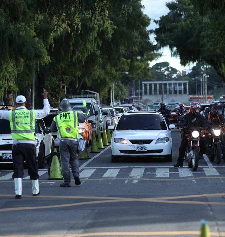 Automovilistas se quejan de que agentes de la PMT detienen mucho tiempo el tránsito en la 7a. avenida y  calle Montúfar, zona 9. (Foto Prensa Libre: Esbin García)