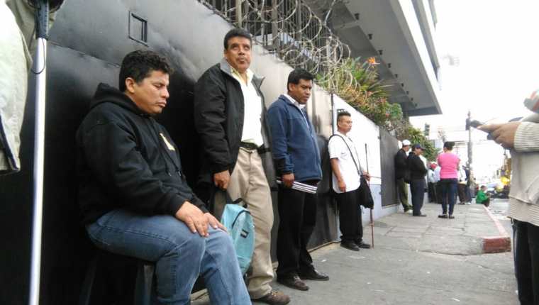 Un grupo de vendedores de Lotería Santa Lucía denuncia malos tratos y discriminación de autoridades del Comité Pro Ciegos y Sordos. (Foto Prensa Libre: Estuardo Paredes)