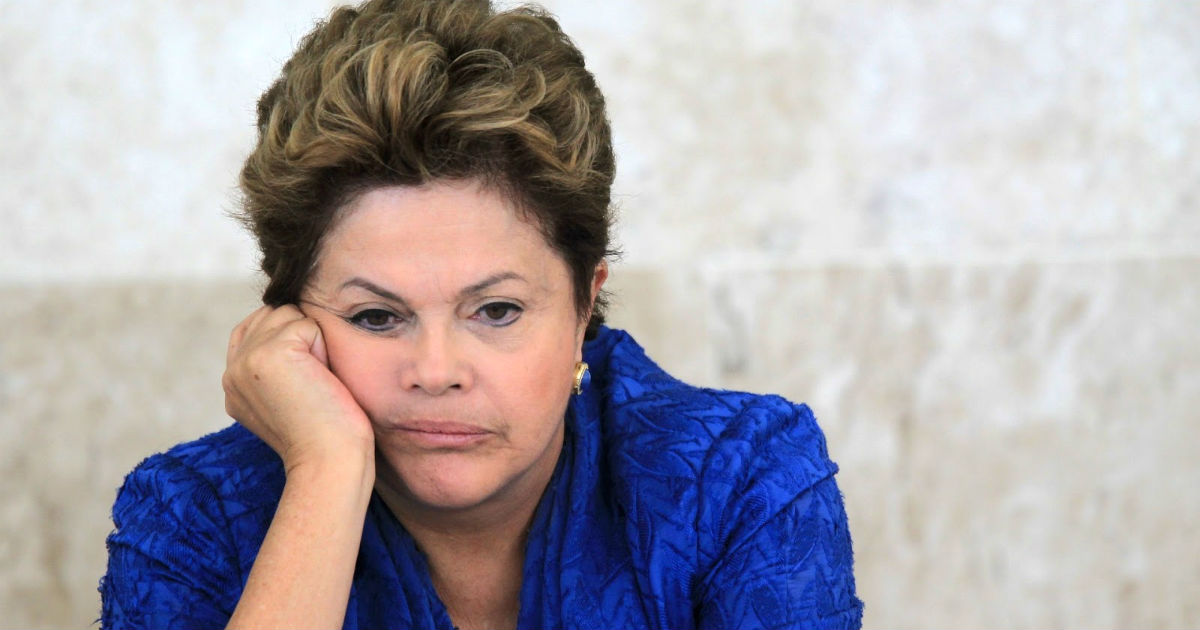 La presidenta Dilma Rousseff denuncia ser víctima de un "golpe parlamentario" y ahora solo dispone de una oportunidad más para evitar su debacle. (Foto: Prensa Libre: AP).