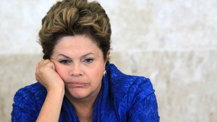La presidenta Dilma Rousseff denuncia ser víctima de un "golpe parlamentario" y ahora solo dispone de una oportunidad más para evitar su debacle. (Foto: Prensa Libre: AP).