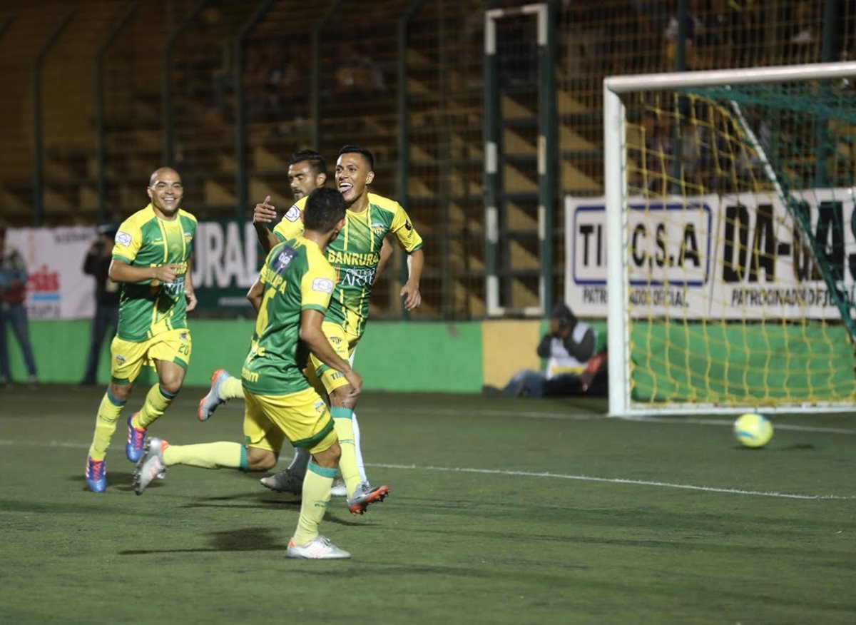 Los jugadores de Deportivo Petapa celebran el gol de Gerson Tinoco, para el 1-0 contra Comunicaciones. (Foto Prensa Libre: Edwin Fajardo).