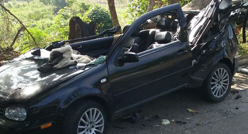 Vehículo accidentado quedó destruido en el km 221 de la ruta al Atlántico, en Los Amates, Izabal. (Foto Prensa Libre: Edwin Perdomo).