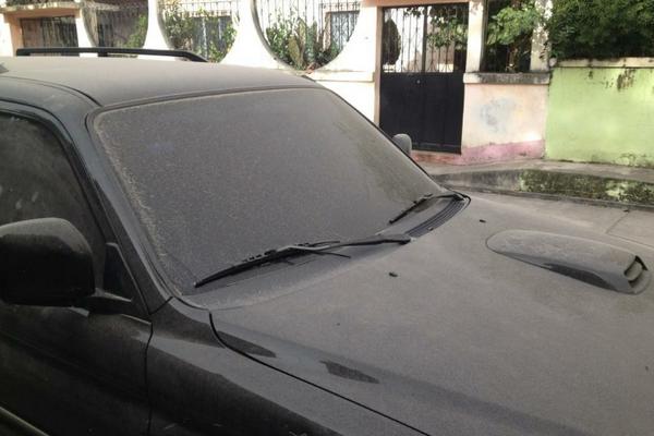 Ceniza puede apreciarse sobre el vidrio del vehículo. (Foto cortesía de Alex Calderón)