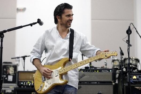 El cantante captado durante un ensayo en un estudio de Doral, Florida, Estados Unidos. (Foto Prensa Libre: AP)