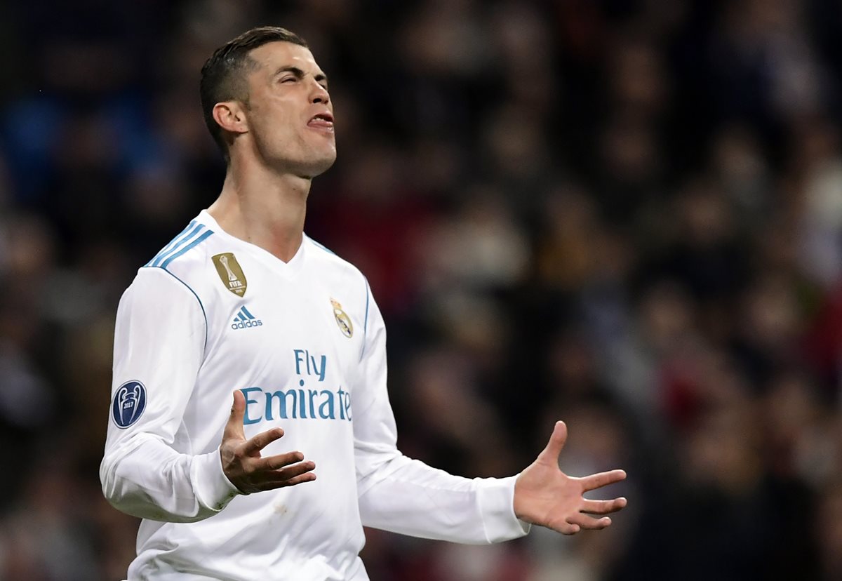 Cristiano se lamenta tras perder una opción a gol del Madrid.