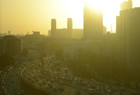 El tráfico en hora punta en Tianjin, localidad china del este del país. (Foto Prensa Libre: AFP)