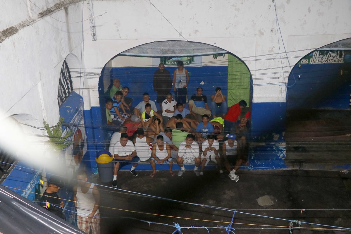 Los reos en la cárcel de Retalhuleu fueron sacados al patio durante la requisa. (Foto Prensa Libre: Rolando Miranda)