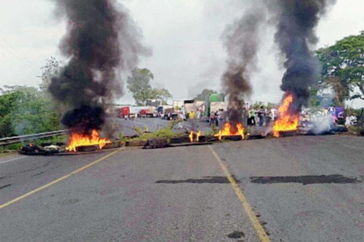 Llantas  incendiadas   impiden el paso de vehículos en el km 247 ruta a suroccidente, Pajapita, San Marcos. (Foto Prensa Libre: Alexánder Coyoy)