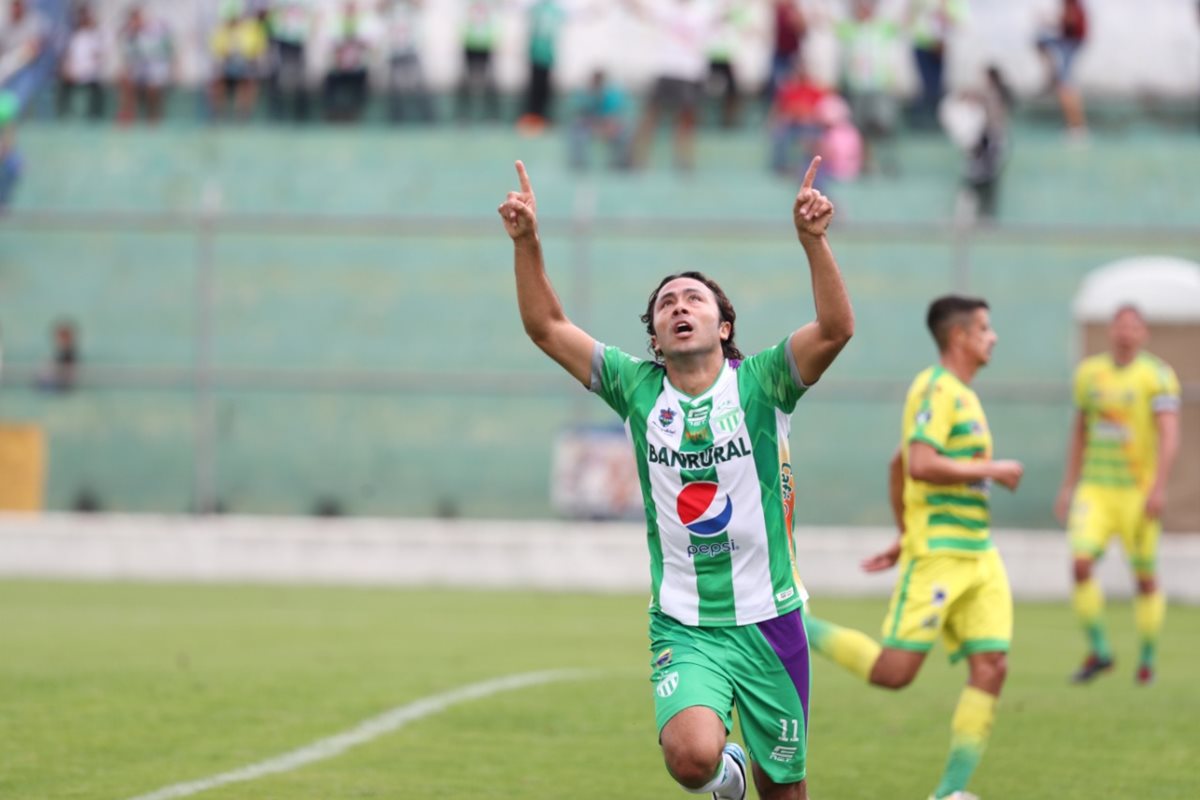 El ariete mexicano Agustín Herrera celebra uno de los tres goles que le anotó a Guastatoya. (Foto Prensa Libre: Edwin Fajardo)
