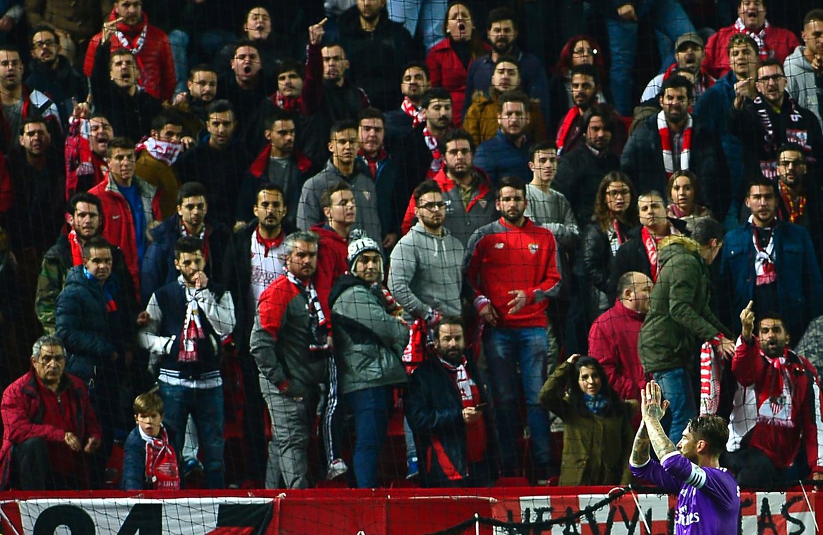 Sergio Ramos ha sido duramente criticado por su celebración y responder a los insultos a los aficionados del Sevilla. (Foto Prensa Libre:AFP)