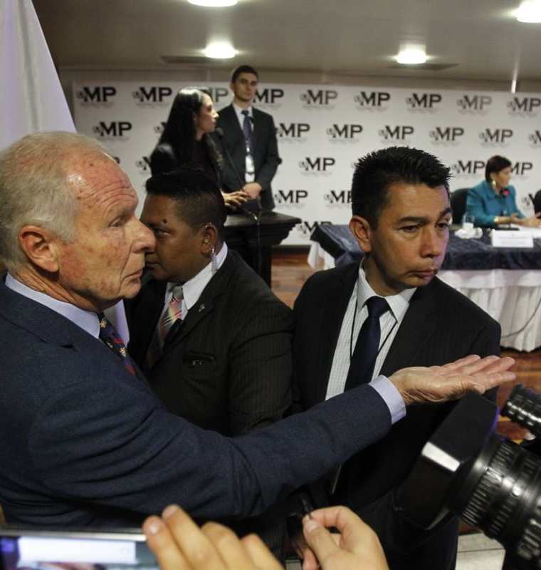 El alcalde Arzú escuchó detenidamente la conferencia de prensa en el Ministerio Público. (Foto Prensa Libre: Paulo Raquec)