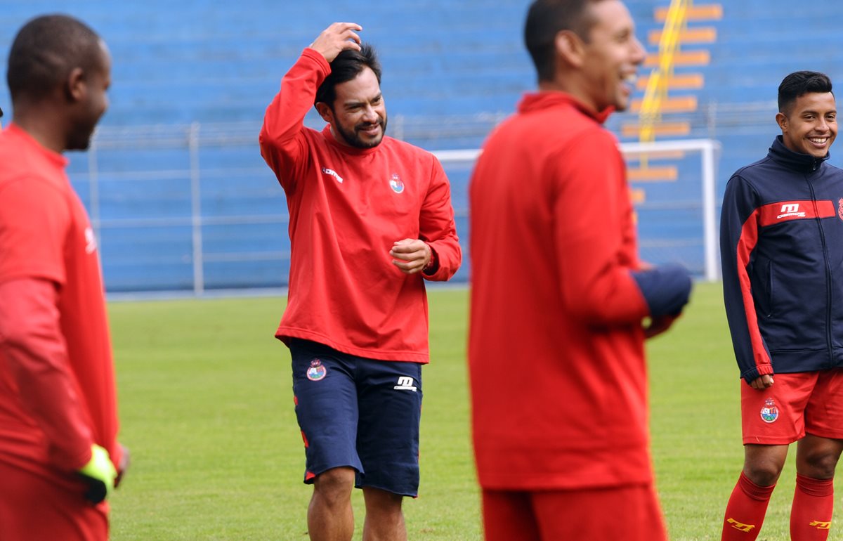 Carlos Ruiz (centro), se mostró contento en el entrenamiento rojo disputado este martes en el estadio Del Trébol. (Foto Prensa Libre: Francisco Sánchez).