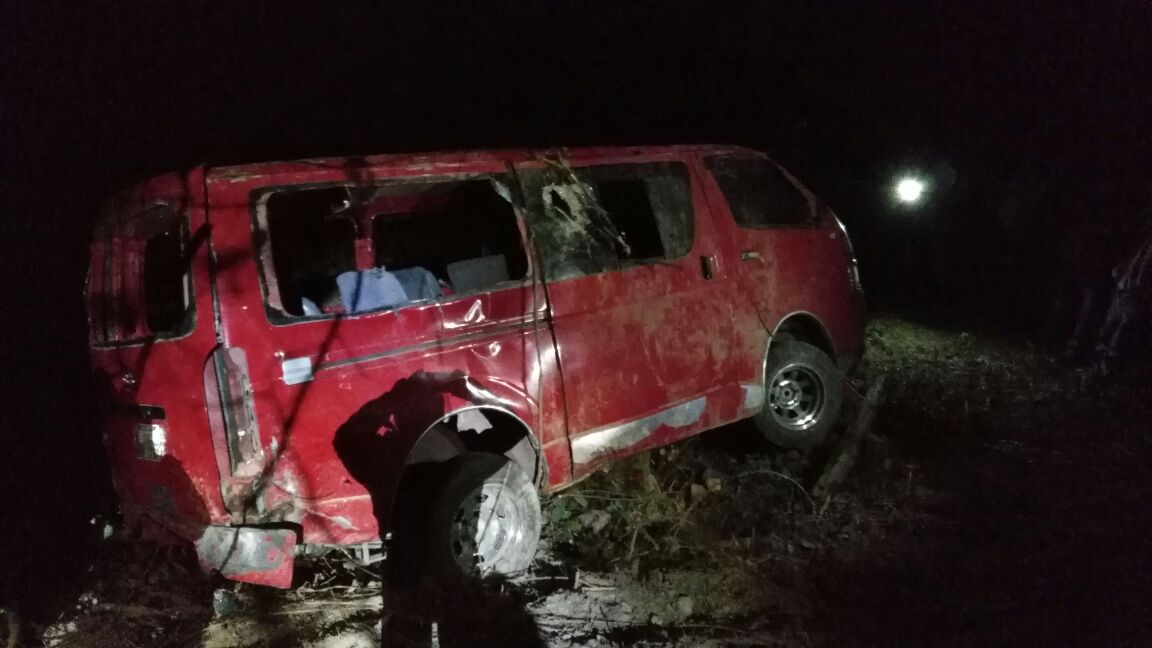 El accidente del microbús ocurrió en el 146 de la ruta Interamericana, Santa Lucía Utatlán, Sololá. (Foto Prensa Libre: Ángel Julajuj)