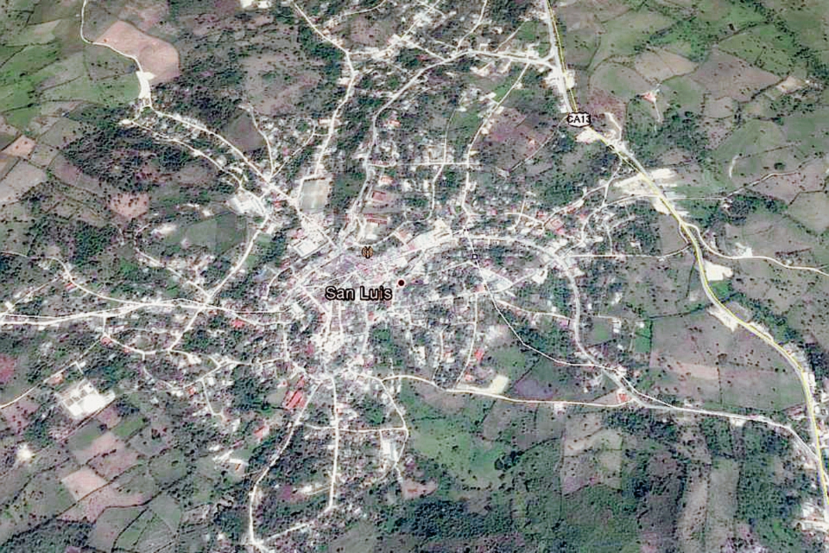 Mapa de  San Luis, Petén, donde fueron localizados los cadáveres de tres hombres y una mujer. (Foto Prensa Libre: Google Earth)