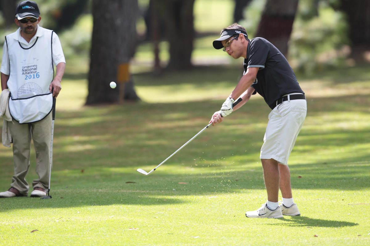 José Manuel Guzmán se dispone a pegar a la pelota para llegar al green. (Foto Prensa Libre: Norvin Mendoza)