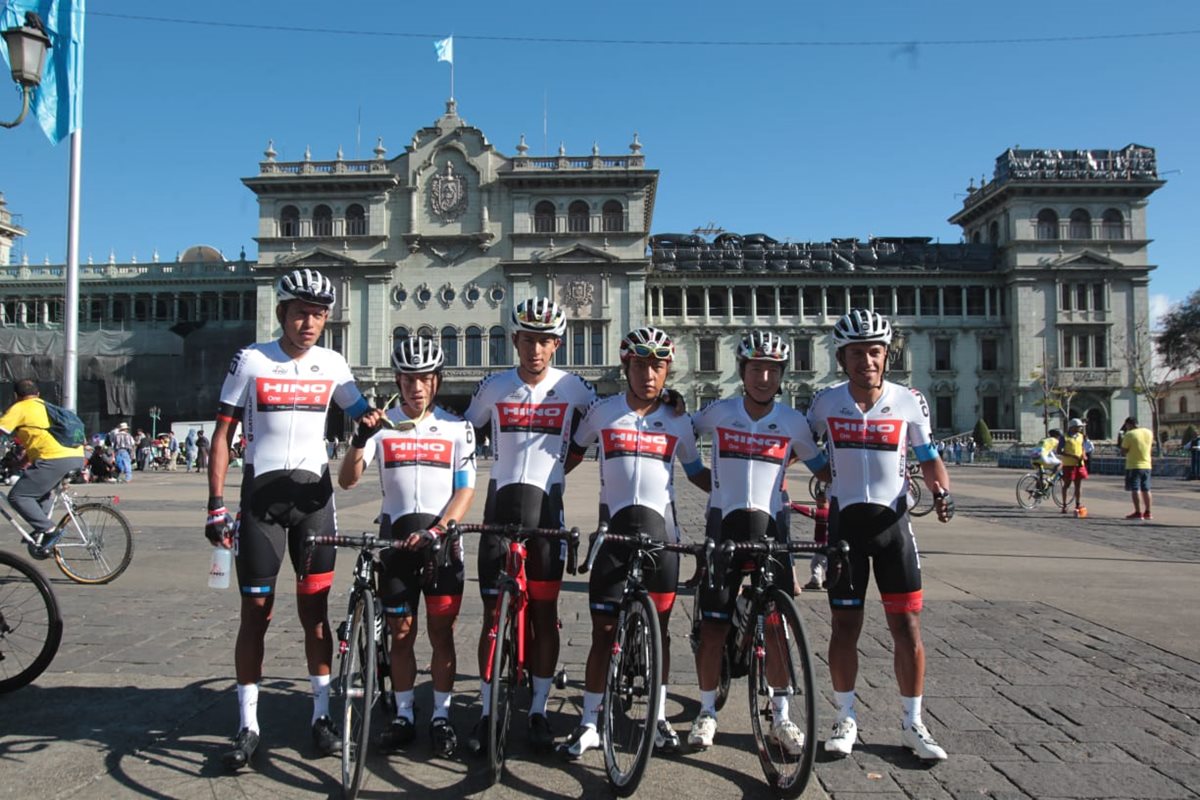 Los integrantes del equipo Hino One La Red antes de la salida de la primera etapa de la 58 Vuelta a Guatemala.