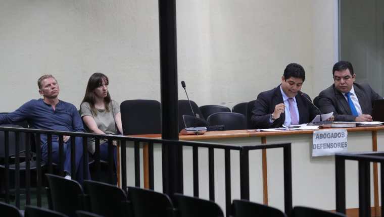 Igor Bitkov junto a su traductora y sus abogados defensores durante la audiencia de ofrecimiento de prueba realizada en el Juzgado de Mayor Riesgo D. (Foto Prensa Libre: Estuardo Paredes)