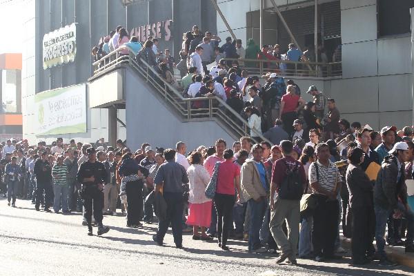 contribuyentes esperan ser atendidos afuera de la sede de Galerías Primma. (FOTO PRENSA LIBRE: ÉRICK ÁVILA)