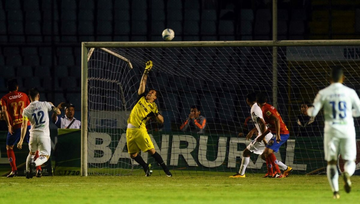 Irazún fue figura para Comunicaciones y le negó el gol a Municipal en varias ocasiones. (Foto Prensa Libre: Francisco Sánchez)
