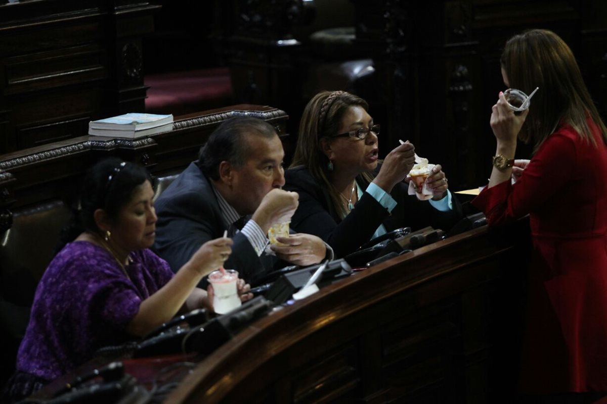 Diputados comieron sundaes cuando los funcionarios daban informes sobre la tragedia en Hogar Seguro. (Foto Prensa Libre: Erick Avila)