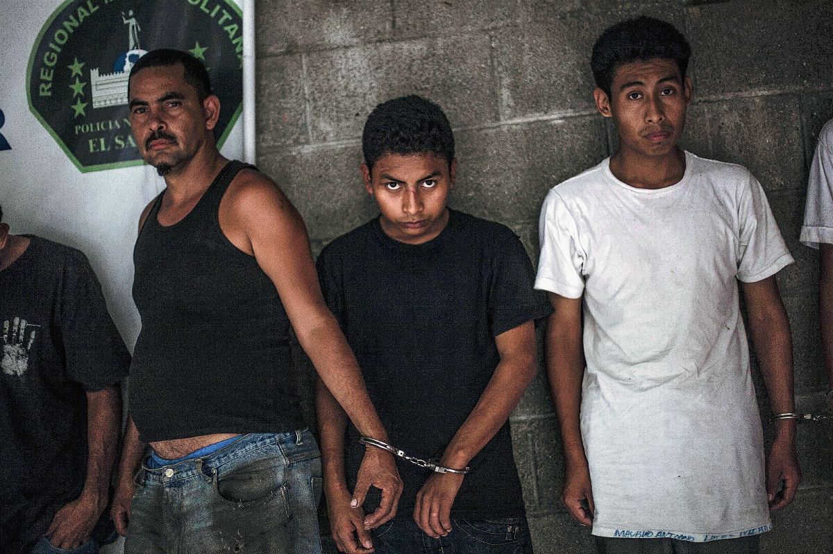 Presuntos miembros de una pandilla fueron detenidos en Panchimalco, cerca de San Salvador. (Foto prensa Libre:AP).