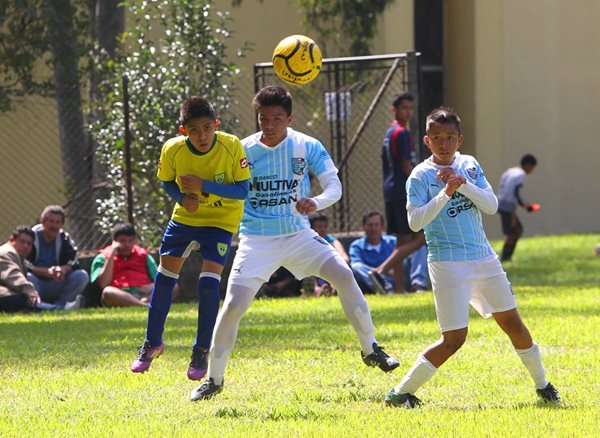 Varios niños y jóvenes compartieron sus destrezas en el terreno de juego, como parte de la sexta edición del Festival Formativo Internacional de Futbol Base (Foto Prensa Libre: Edwin Fajardo)