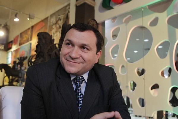 Luis Fernando García, gerente general de Banco Azteca, refiere que la entidad promueve el crecimiento en el país. (Foto Prensa Libre: Edwin Bercián)