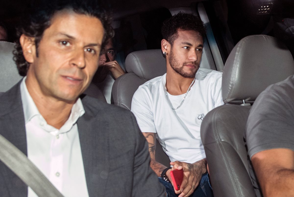 Neymar y el médico brasileño Rodrigo Lasmar, en su llegada a Belo Horizonte. (Foto Prensa Libre: AFP)