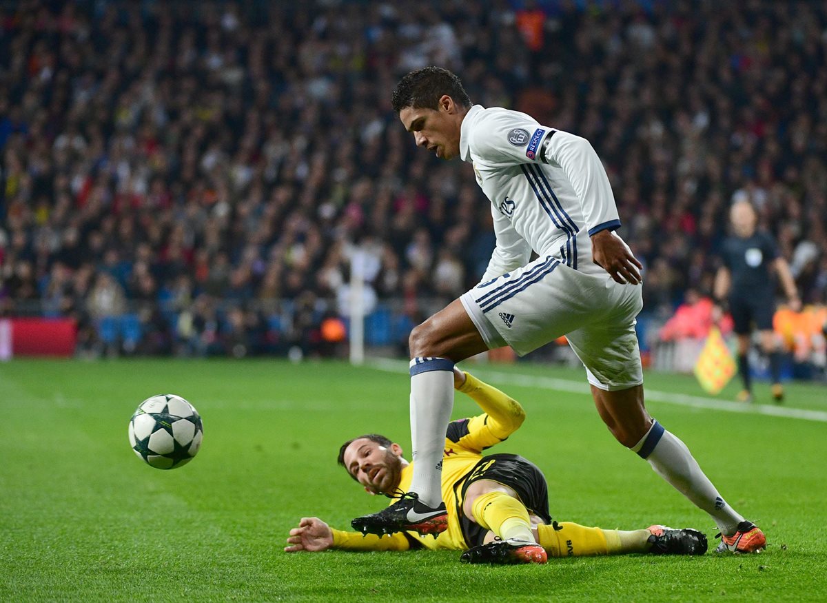 El defensa francés Rafael Varane fue titular en el partido del Real Madrid contra el Borussia Dortmund y mientras jugaba asaltaron su casa. (Foto Prensa Libre:AFP)