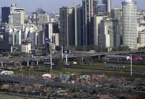 Panorámica de Buenos Aires, capital de Argentina, donde el fisco trata de reducir la informalidad laboral imponiendo castigos como cierre de empresas. (Foto Prensa Libre: AP)