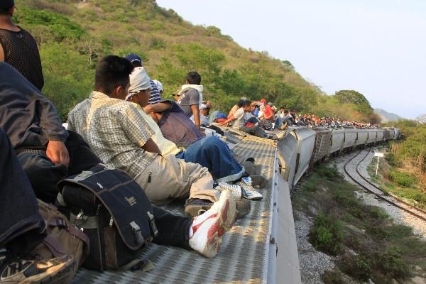 Inmigrantes centroamericanos viajan en el techo de trenes que parten del sur de México, frontera con Guatemala. (Foto Prensa Libre: EFE).