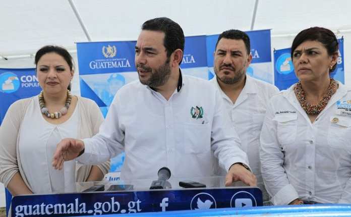 Jimmy Morales visitó Petén para hablar sobre la Consulta Popular del 15 de abril. (Foto Prensa Libre: AGN)
