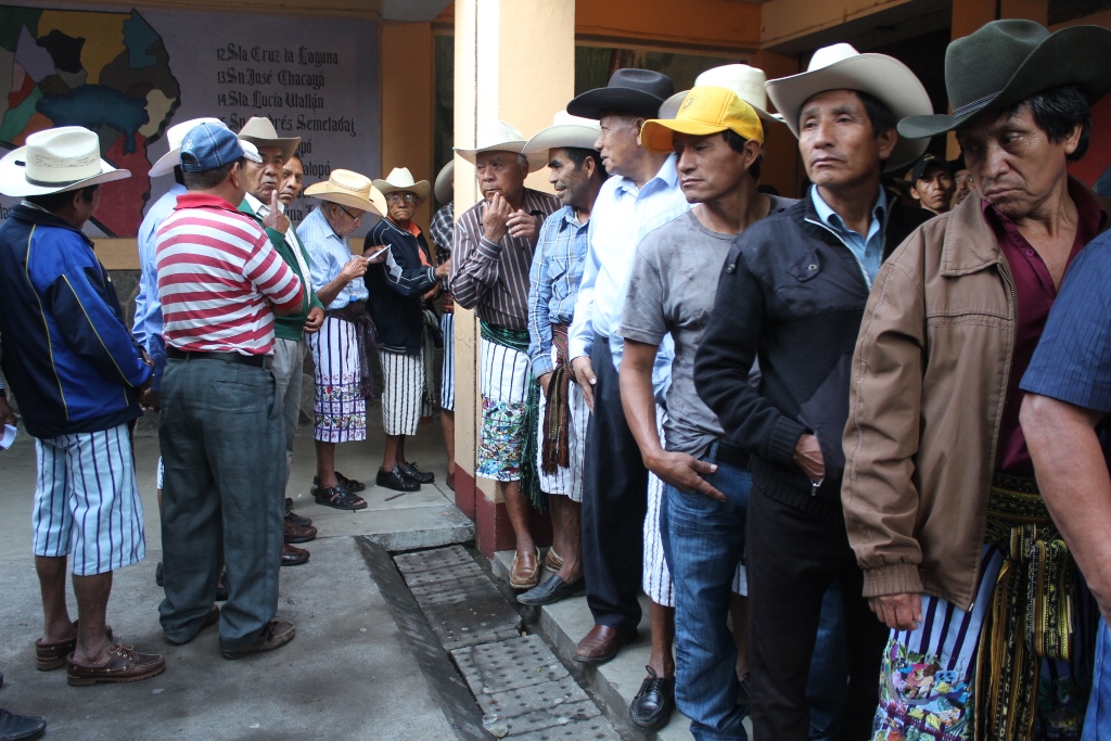Elecciones transcurrieron sin anomalías en Sololá. (Foto Prensa Libre: Ángel Julajuj)