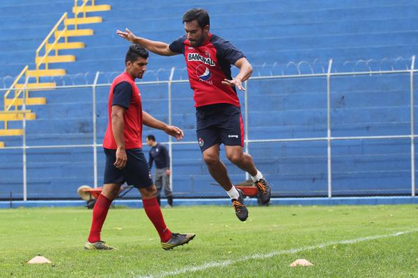 Carlos Ruiz y Cristian Noriega hicieron trabajo físico, ayer. El Pescado marcó un doblete a los chivos en la primera fecha. (Foto Prensa Libre: Jorge Ovalle)
