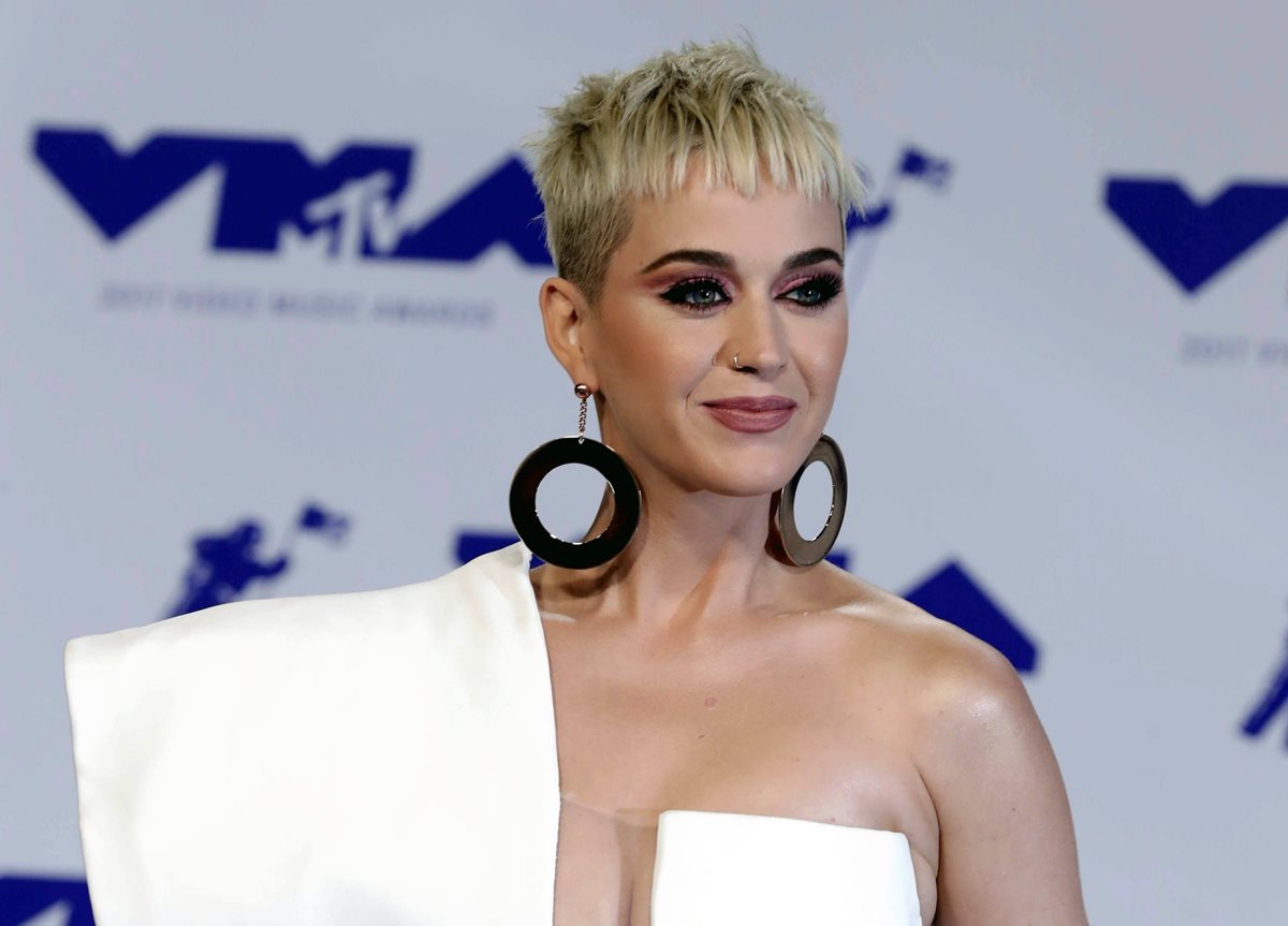Katy Perry ha sido criticada por darle un beso en los labios a un joven concursante de American Idol. Algunos usuarios de redes sociales dicen que es acoso sexual. (Foto Prensa Libre: EFE).