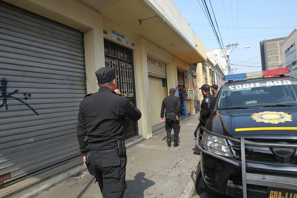 La Policía Nacional Civil controla y revisa el hospital, luego de la fuga del reo. (Foto Prensa Libre: Érick Ávila)