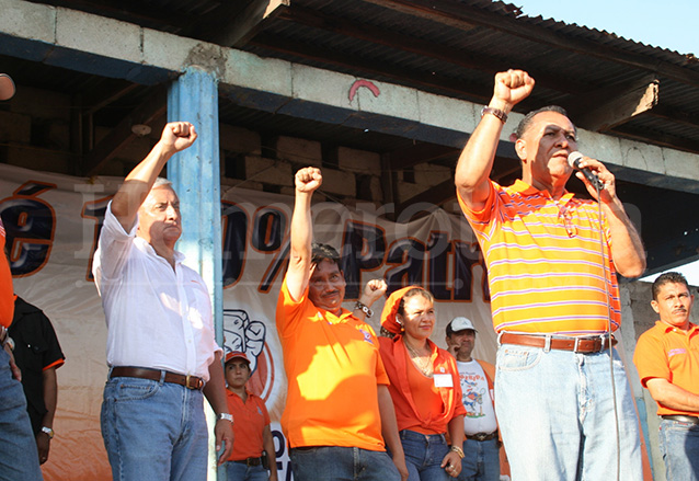 Arístides Crespo se unió al Partido Patriota, en la foto en un mitin junto al general Otto Pérez Molina en 2009.  (Foto: Hemeroteca PL)
