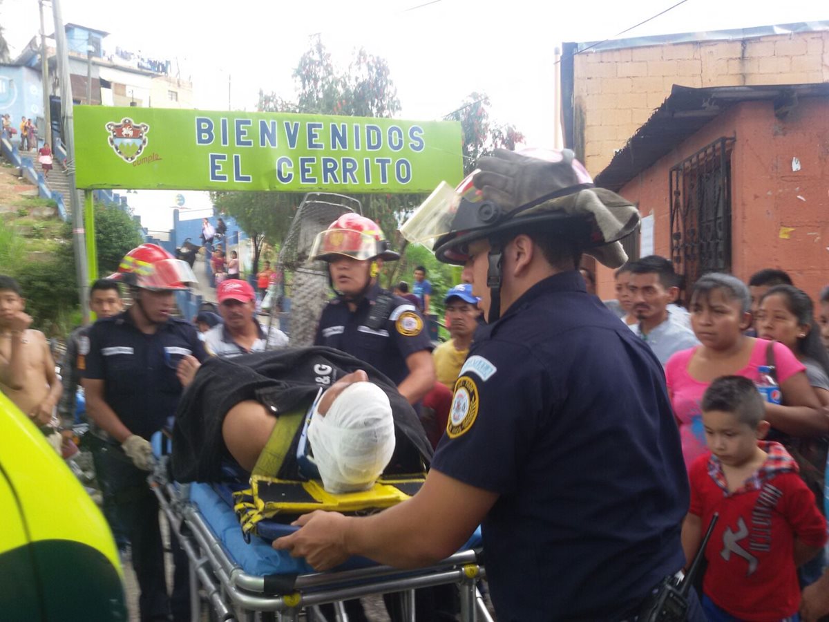 Bomberos trasladan a Valeriano García a la emergencia del Hospital General. (Foto Prensa Libre: Alvaro Interiano)