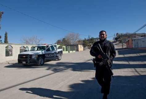 Un policía de México efectúa patrullajes. (Foto Prensa Libre: AFP)