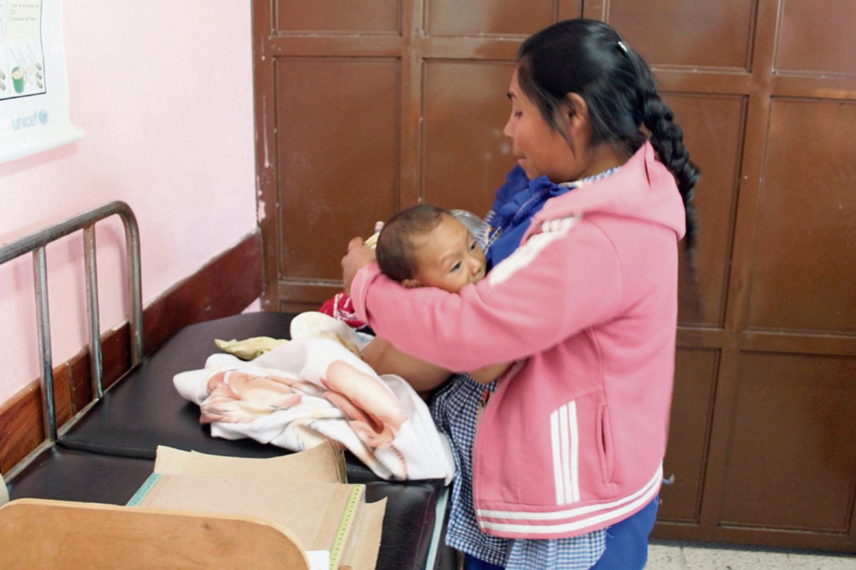 Uno de  los  menores con desnutrición que reciben tratamiento en el Hospital Nacional de Jalapa permanece junto a su madre.